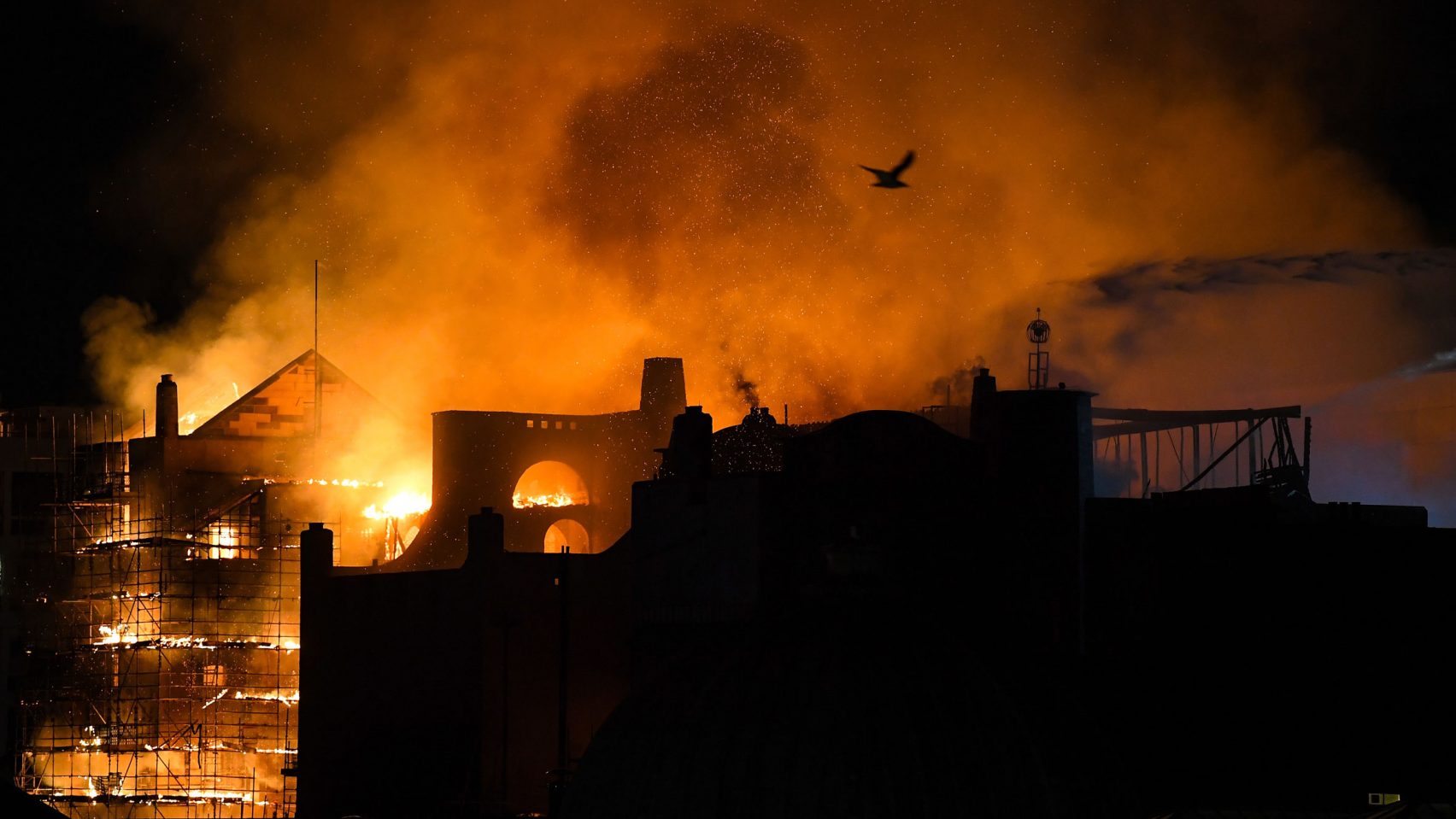 Пожар изпепелява емблематичното училище по изкуства в Глазгоу
