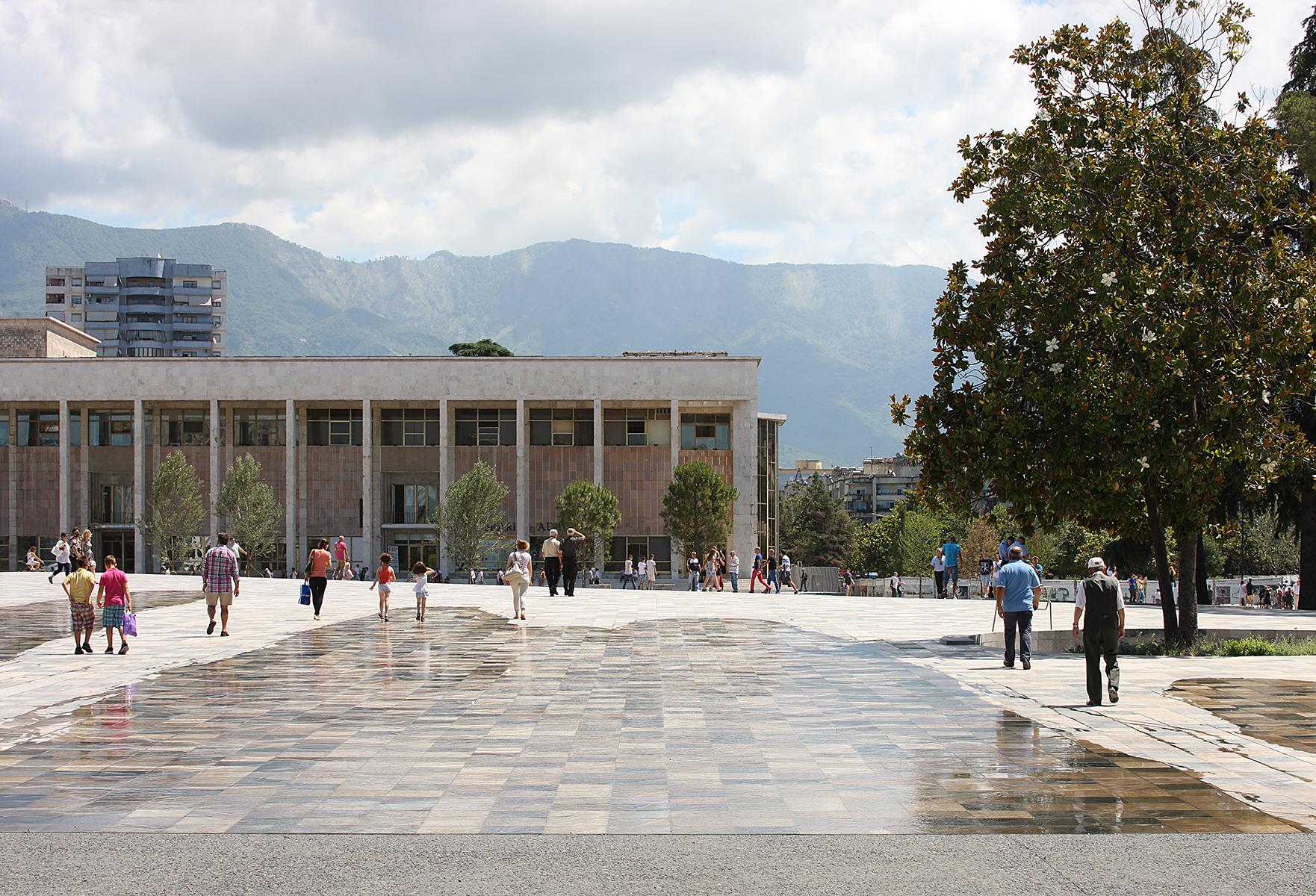Площад Скендербег – новата дневна на Тирана