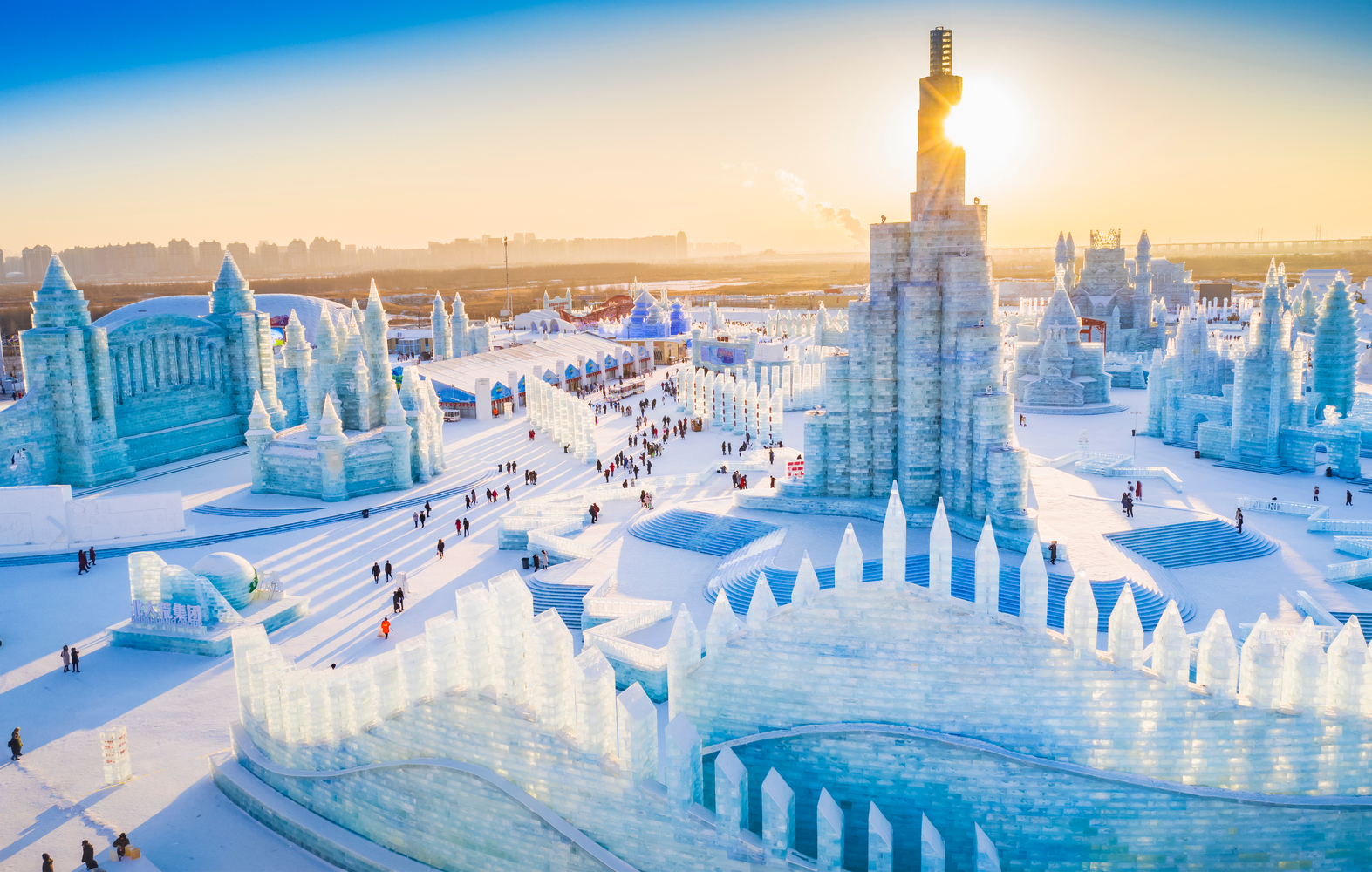 Смразяваща архитектура на най-големия фестивал за ледени скулптури