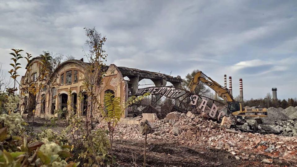 Разрушиха ЖП завода в София