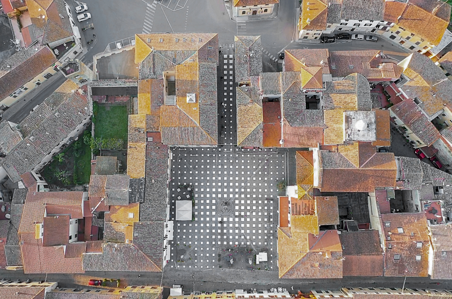 Италиански площад въвежда система за социално дистанциране
