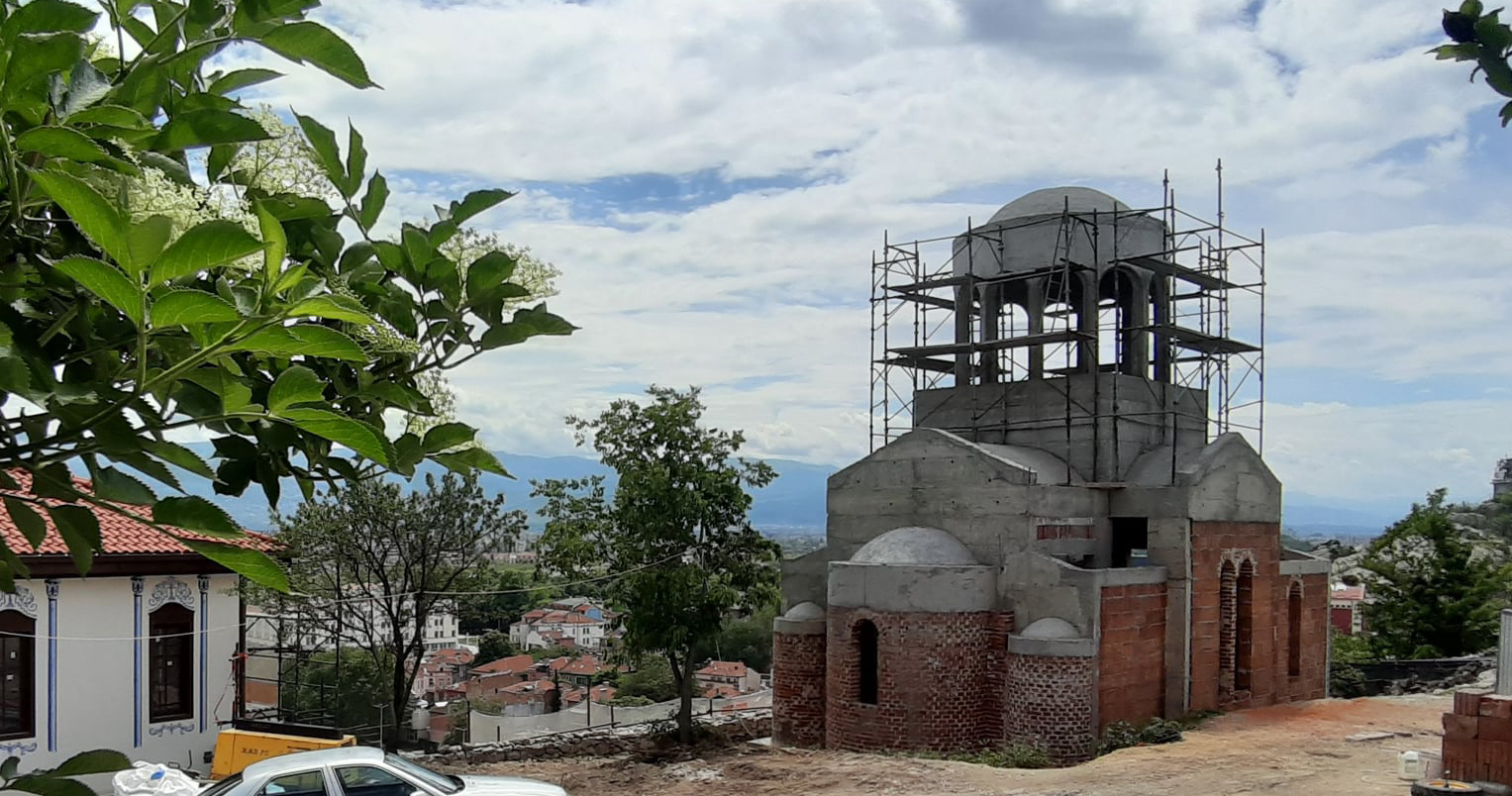 Без законни строителни книжа до Гръцкото училище се издига храм