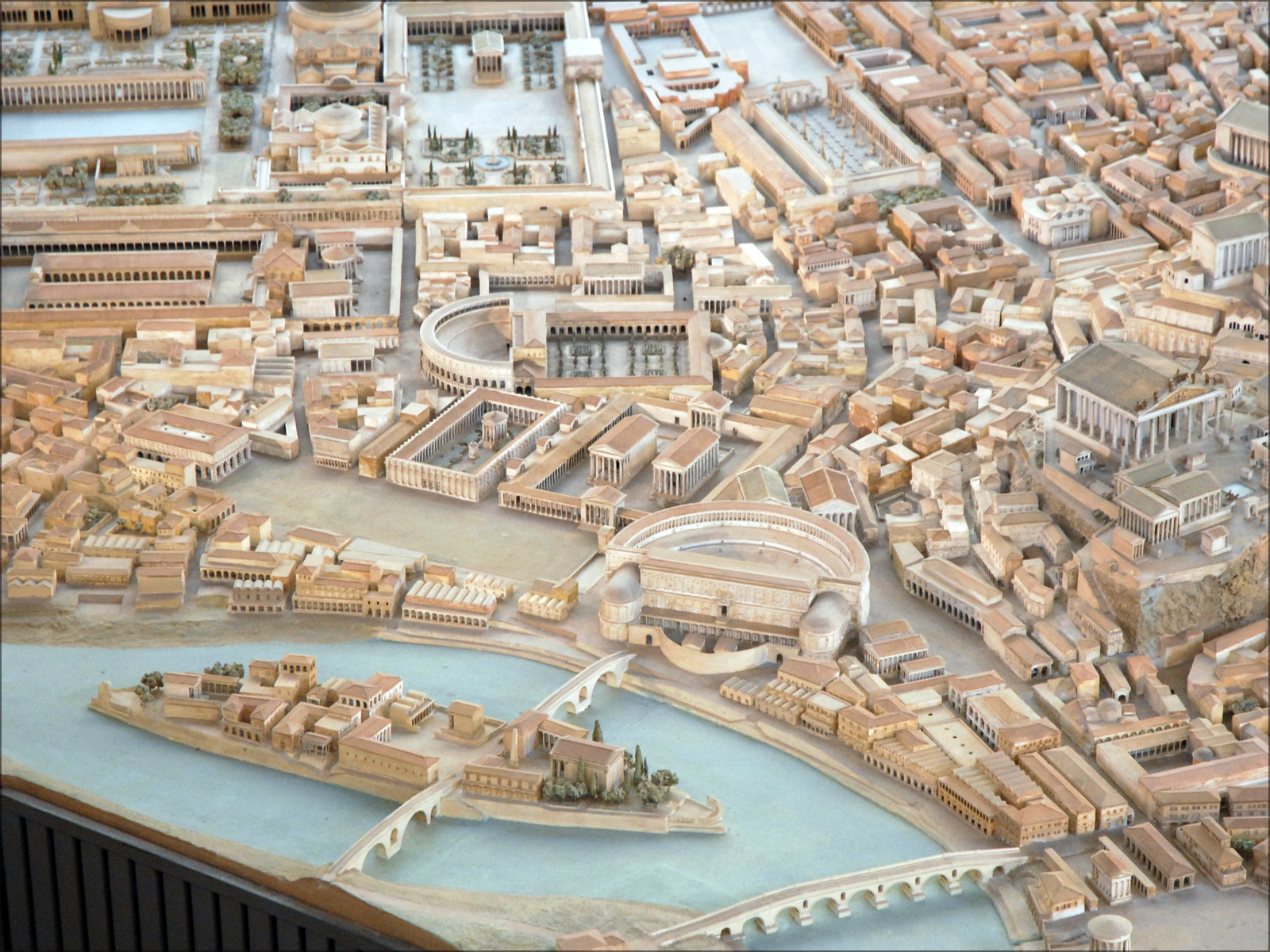 Учени разкриха хилядолетната мистерията на римския бетон