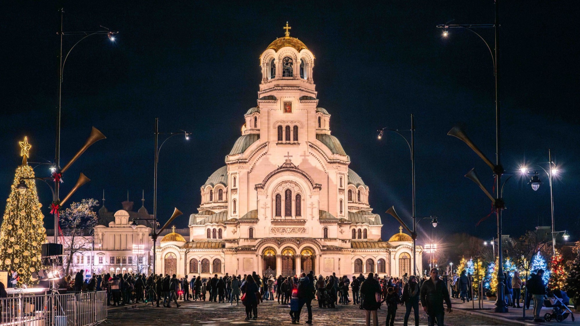 Зимна София и градската среда – пешеходен катедрален площад, коледни базари и ледени пързалки