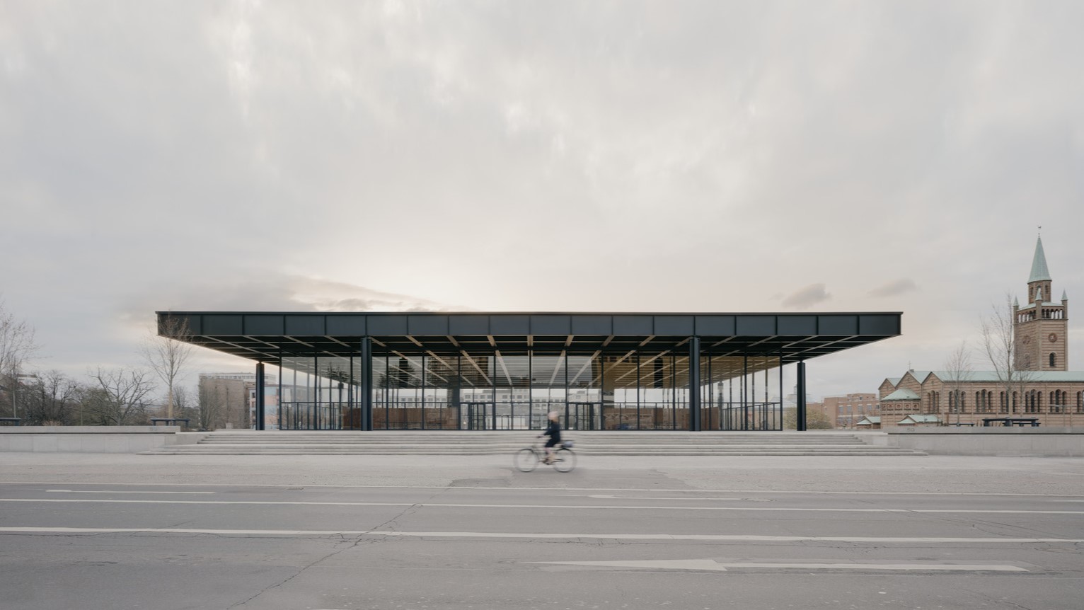 Новата национална галерия в Берлин. Как се реставрира модернистична стъклена фасада?